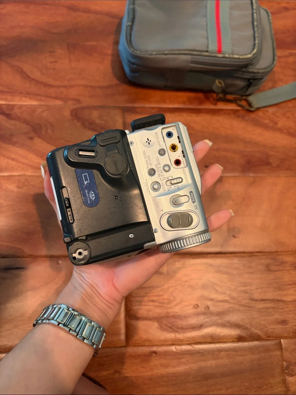 2002 Sony DCR-PC101 MiniDV Handy-Cam Digital Camcorder